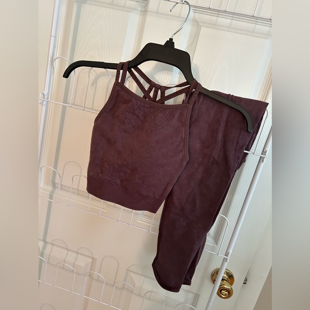 Gymshark strappy sports bra and legging set with gorgeous detailing